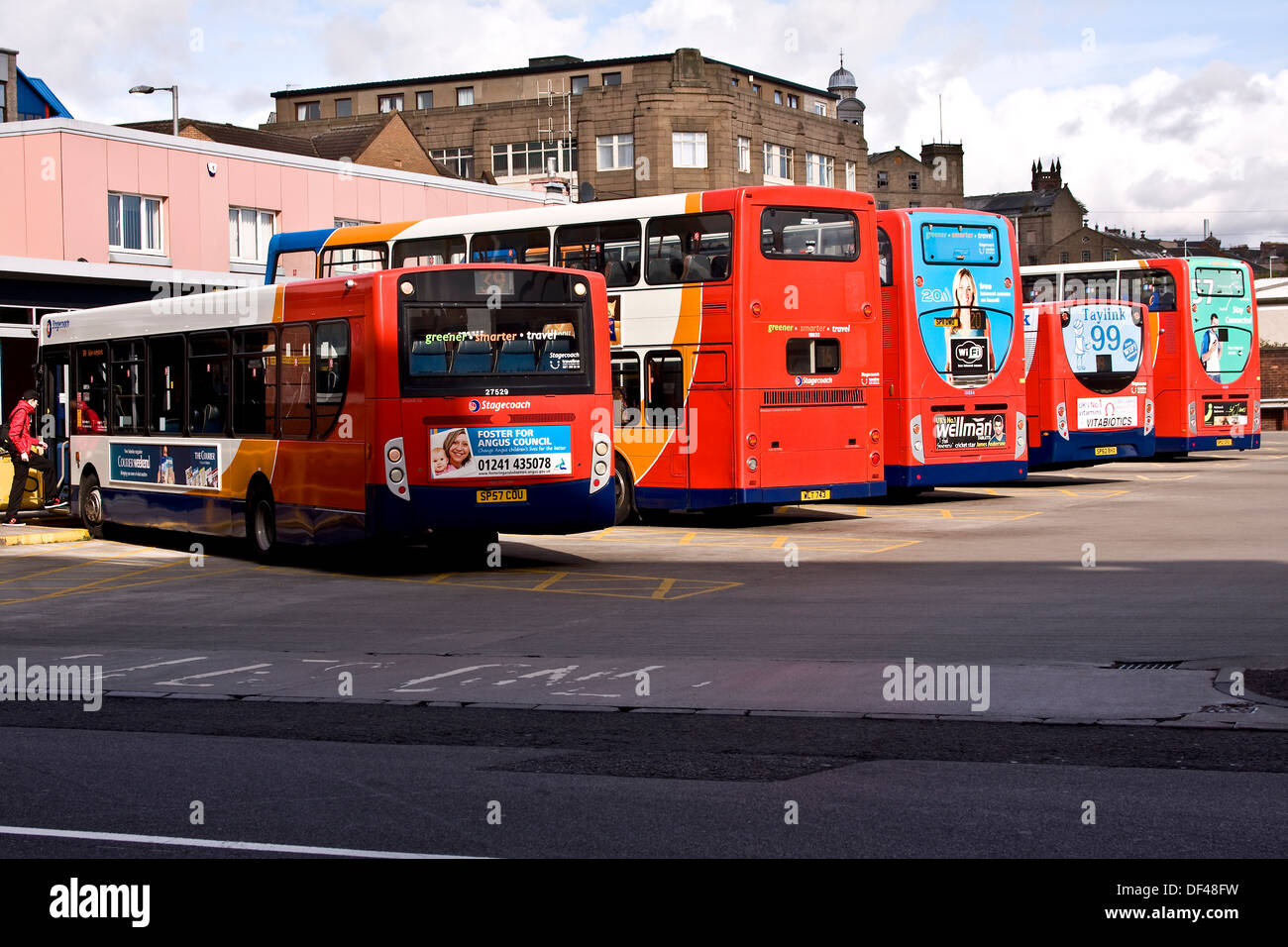 Strathtay Postkutschen aufgereiht an der Bushaltestelle bei der Seagate im Zentrum von Dundee, UK Stockfoto