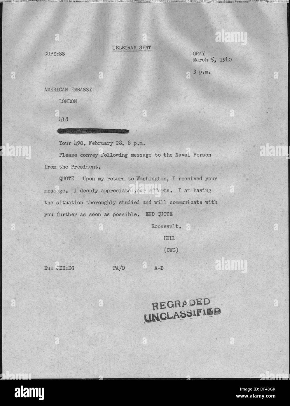 Ein historisches Foto eines Briefes von Franklin D. Roosevelt an Winston Churchill, der einen Moment der Kommunikation zwischen dem US-Präsidenten und dem britischen Premierminister während des Zweiten Weltkriegs darstellt Stockfoto