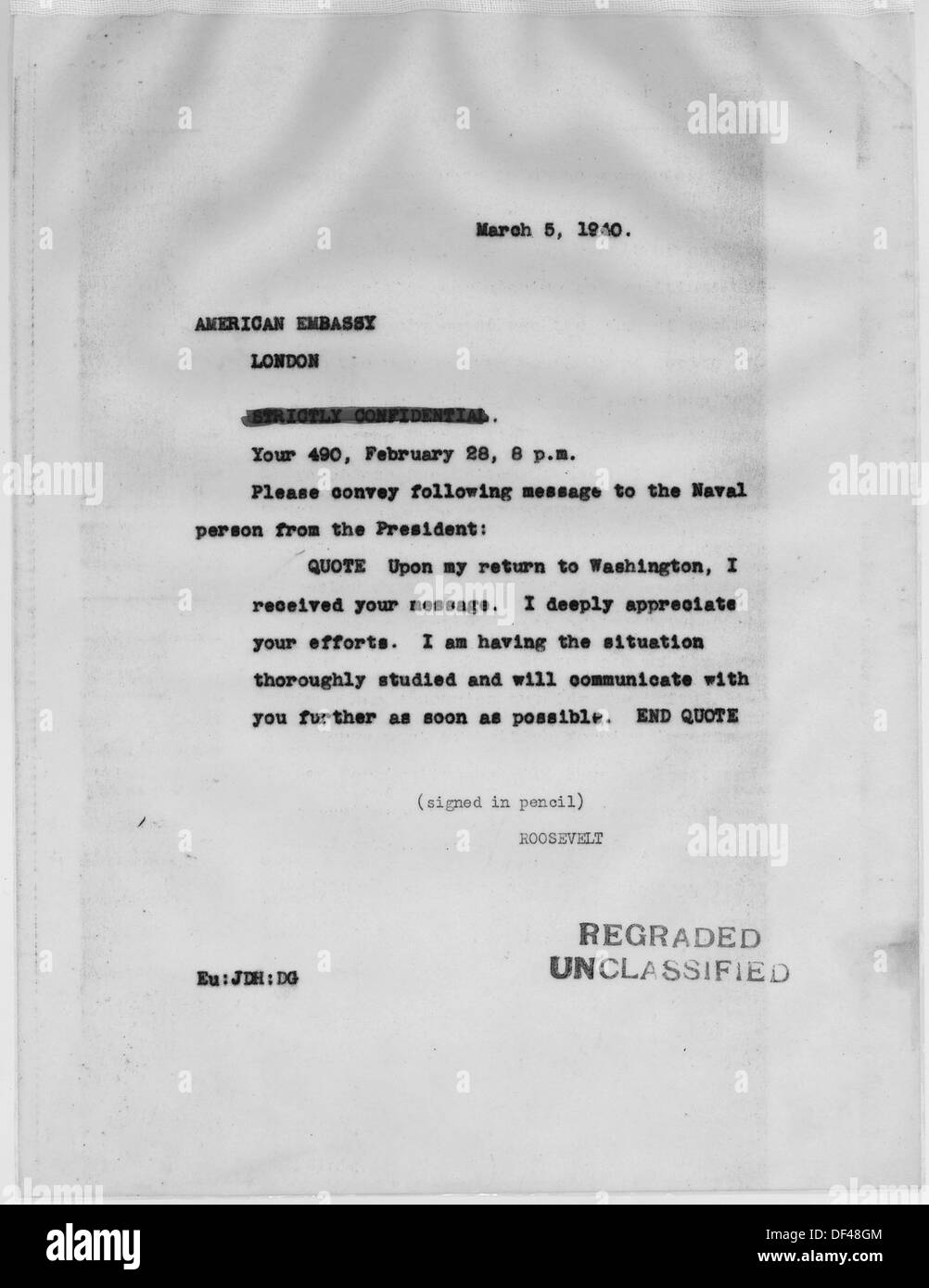 Dieses Foto zeigt US-Präsident Franklin D. Roosevelt, der während des Zweiten Weltkriegs mit dem britischen Premierminister Winston Churchill kommunizierte. Die beiden Führer waren Schlüsselfiguren bei der Gestaltung der Strategie der Alliierten und arbeiteten eng zusammen, um die Bemühungen gegen die Achsenmächte zu koordinieren. Stockfoto