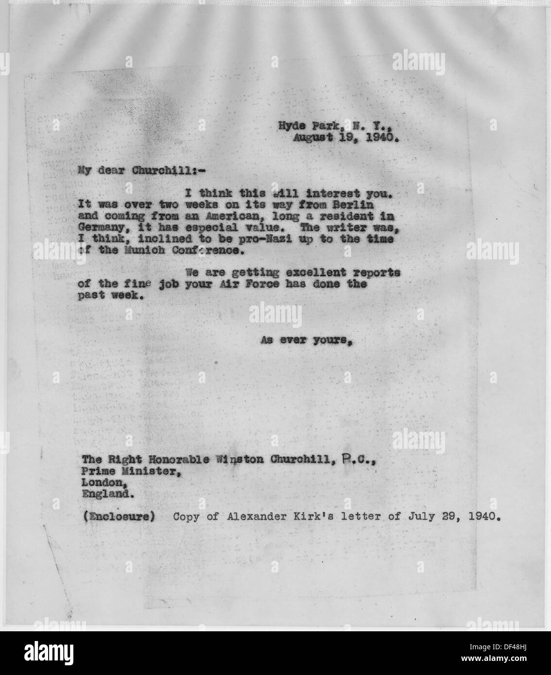 Dieses Foto zeigt das Treffen von Präsident Franklin D. Roosevelt mit dem britischen Premierminister Winston Churchill während des Zweiten Weltkriegs. Das Bild fängt einen wichtigen Moment der diplomatischen Geschichte ein und spiegelt die enge Partnerschaft zwischen den USA und Großbritannien während des Krieges wider. Stockfoto