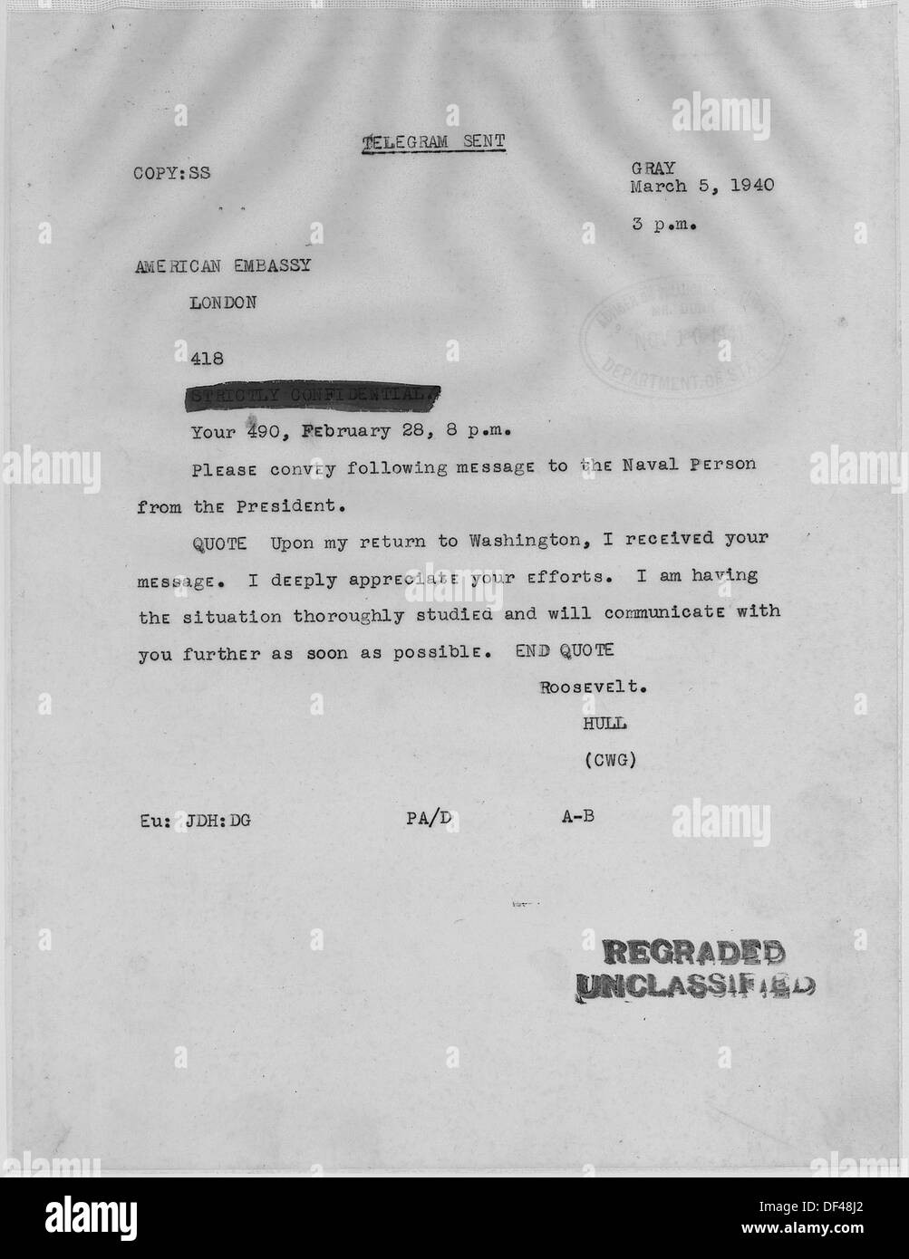 Ein historisches Foto, das Franklin D. Roosevelt 1948 mit Winston Churchill kommuniziert und einen Moment in der Zusammenarbeit mit der Führung während des Zweiten Weltkriegs festgehalten hat Stockfoto