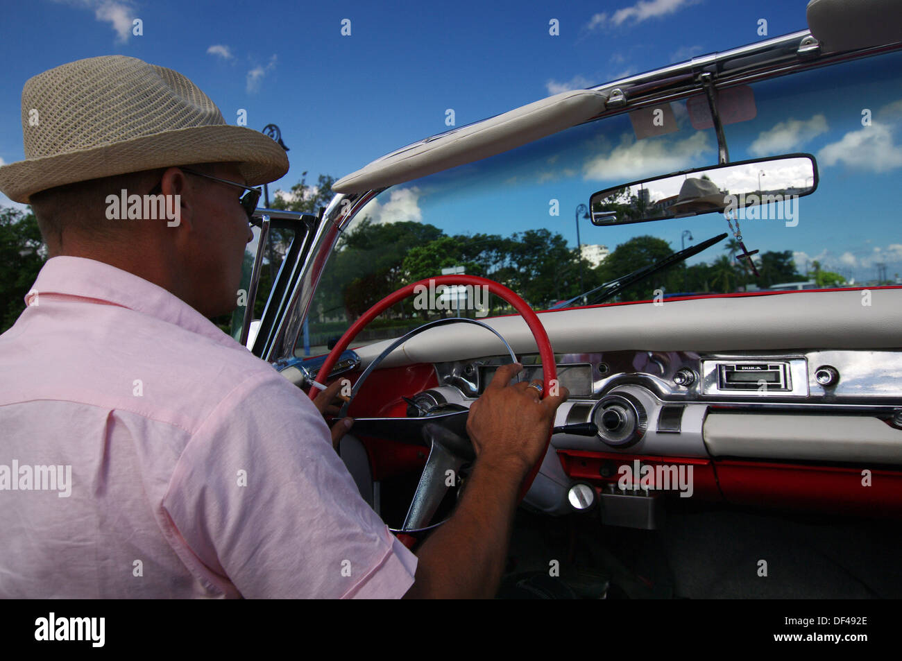 Herumfahren in einem Oldtimer Cabrio - Havanna, Kuba Stockfoto