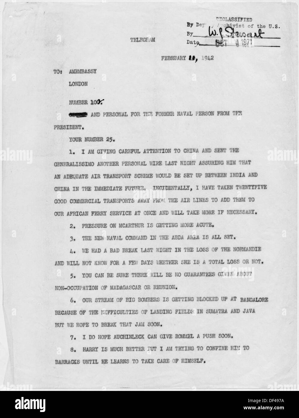 Dieses Foto zeigt einen Moment zwischen US-Präsident Franklin D. Roosevelt und dem britischen Premierminister Winston Churchill. Ihre Führung markierte eine entscheidende Periode während des Zweiten Weltkriegs und prägte die Strategie der Alliierten. Stockfoto