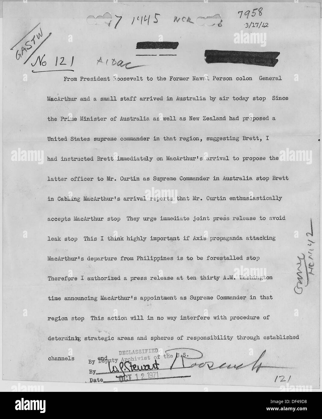 Ein Foto, das Franklin D. Roosevelt während des Zweiten Weltkriegs als Schriftstück oder Nachricht an Winston Churchill einfängt. Dieser Austausch unterstreicht die enge Beziehung und Kommunikation zwischen den Führern der Vereinigten Staaten und des Vereinigten Königreichs während des Krieges. Stockfoto