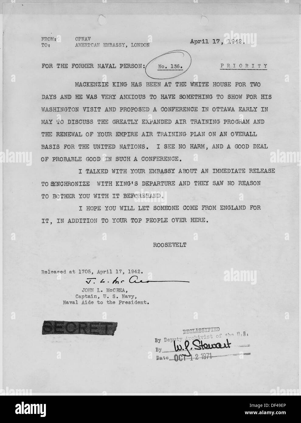 Dieses historische Foto zeigt das Treffen von Präsident Franklin D. Roosevelt mit Winston Churchill während des Zweiten Weltkriegs. Es unterstreicht die starke diplomatische Beziehung zwischen den USA und Großbritannien während des Krieges. Stockfoto