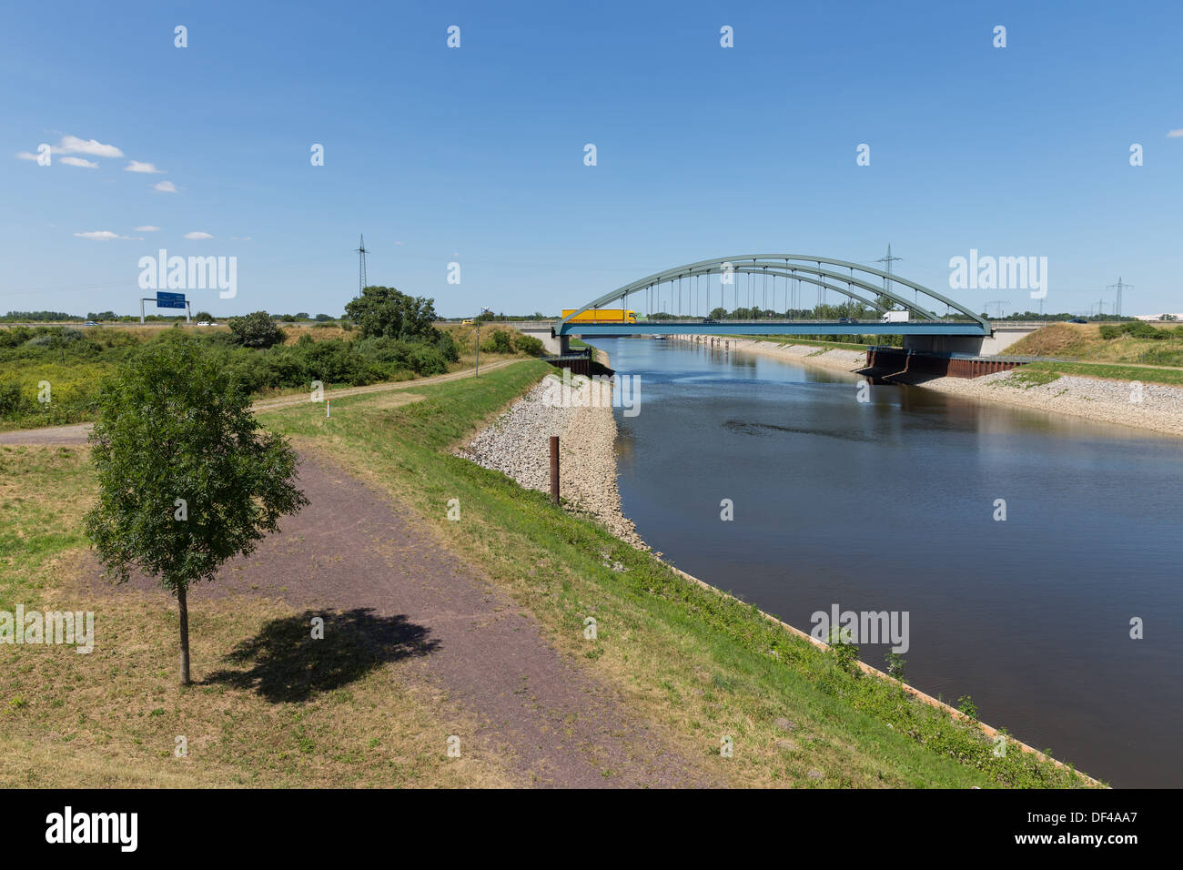 Eiserne Brücke ist einen Kanal in Deutschland Stockfoto