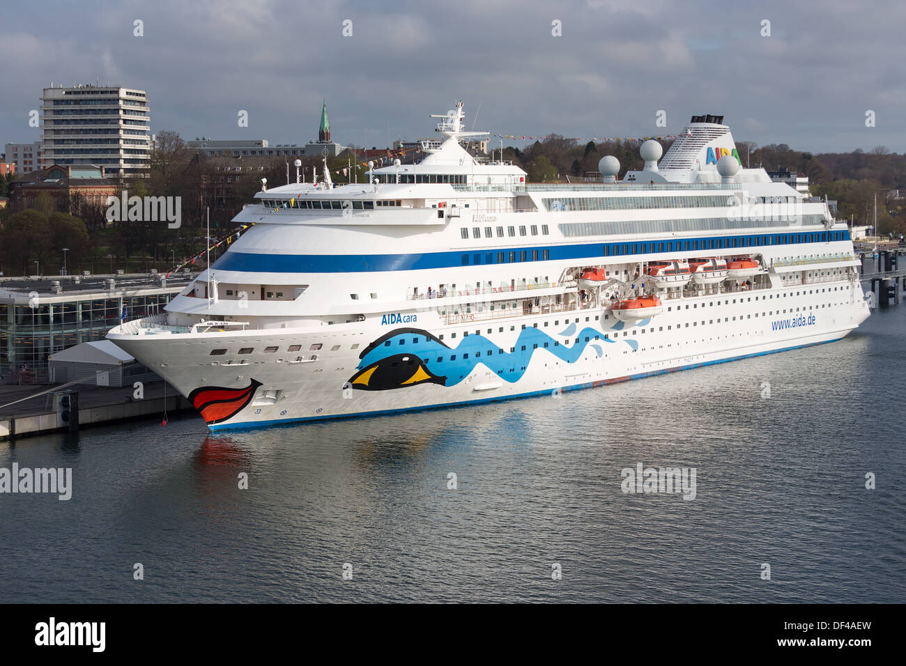Ein großes Passagierschiff mit unbekannten Touristen ist im Hafen am 27. April, 2013 im Hafen von Kiel, Deutschland Stockfoto