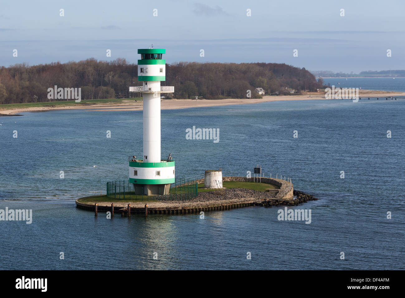 Leuchtturm auf einer kleinen Insel nahe dem Hafen von Kiel, Deutschland Stockfoto