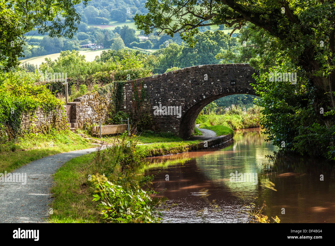 Steinbrücke über den Monmouthshire und Brecon Canal bei House in den Brecon Beacons National Park. Stockfoto