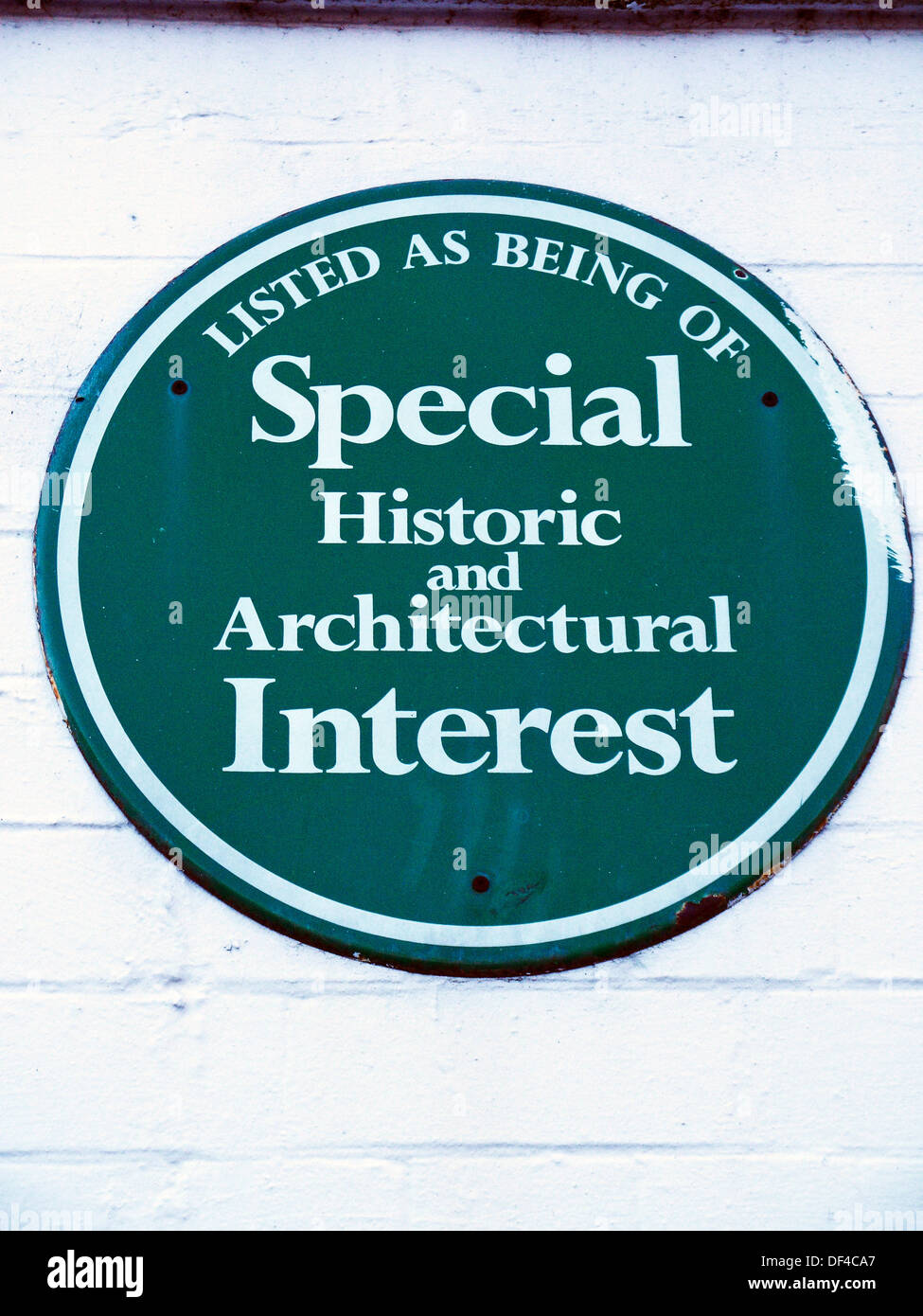 An der Außenwand steht ein Schild, das als von besonderem historischen und architektonischen Interesse aufgeführt ist Stockfoto