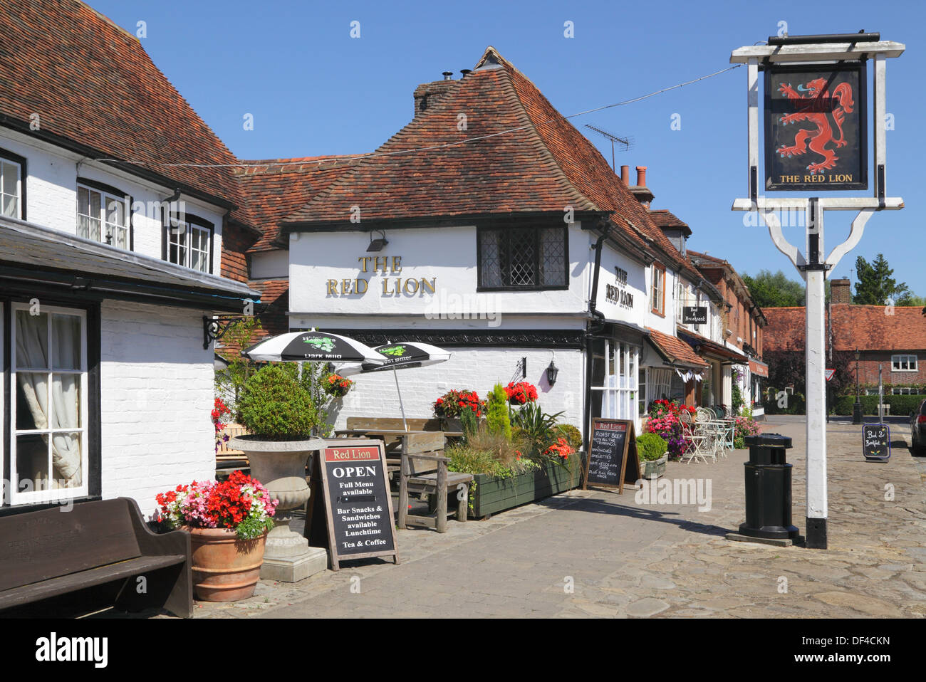 Ein traditionelles Dorfpub in Biddenden, Kent. Das Red Lion Pub und die Backstube Teestuben, England, UK, GB Stockfoto