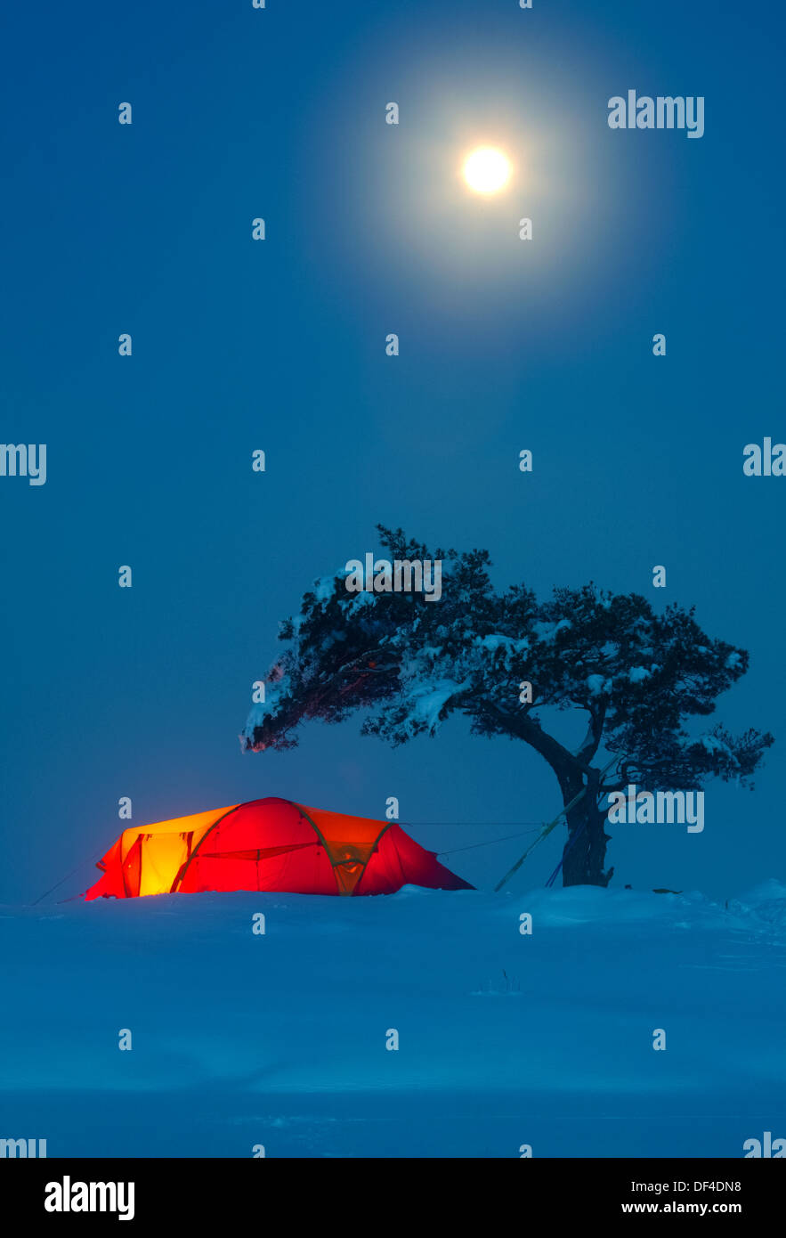 Winter Camp und Moonlight an Moskjaera im See Vansjø in Østfold, Norwegen. Vansjø ist ein Teil des Wassers, das System namens Morsavassdraget. Stockfoto