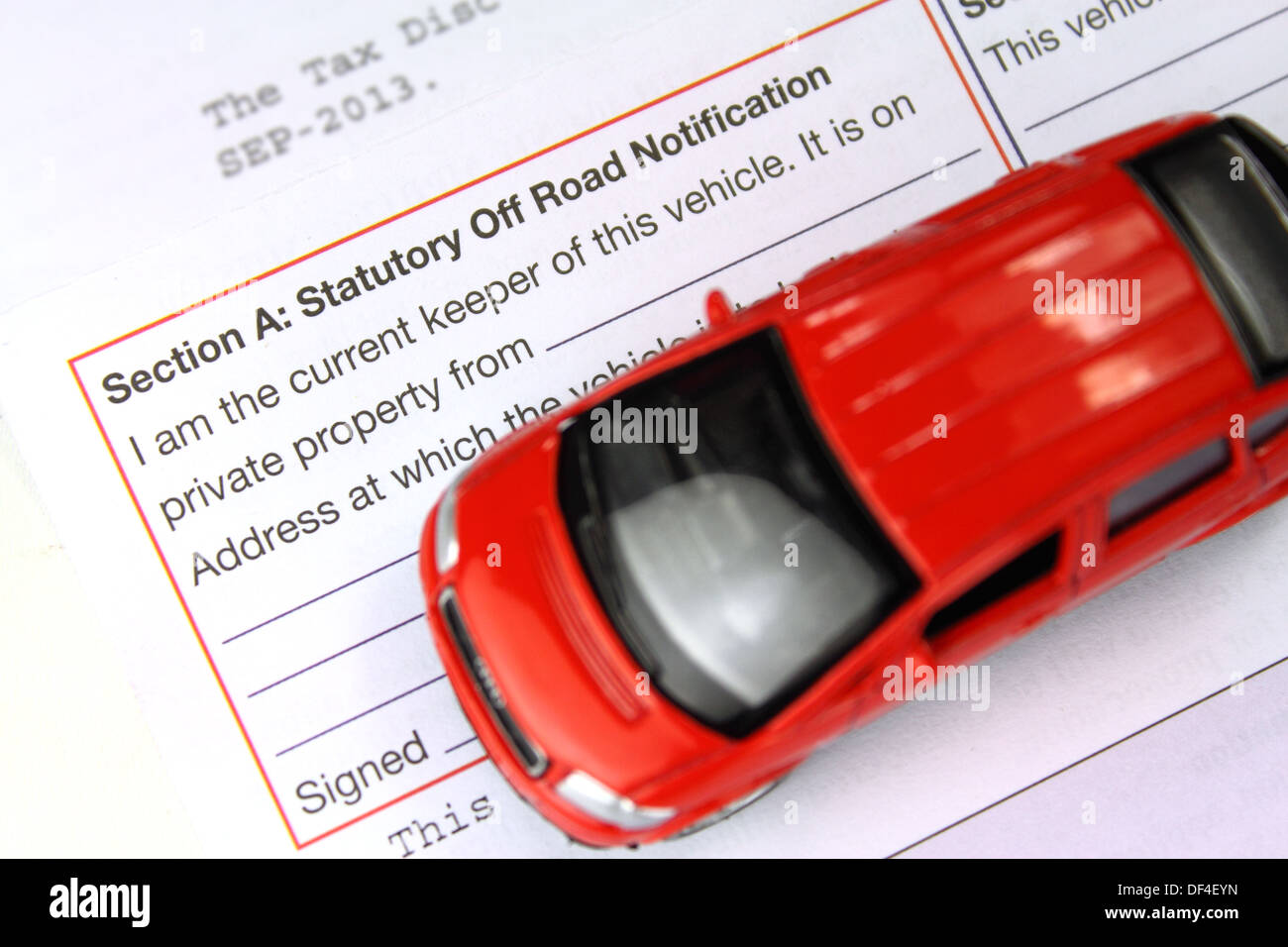 Gesetzlichen Off Road Benachrichtigung (SORN) Form und roten Spielzeugauto Stockfoto
