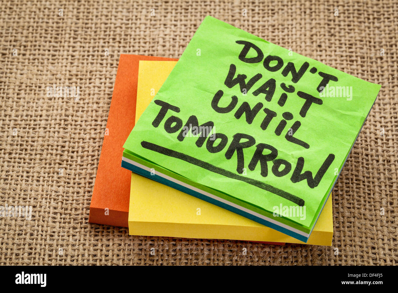 warten Sie nicht bis morgen - Motivations-Erinnerung - Handschrift auf Zettel Stockfoto