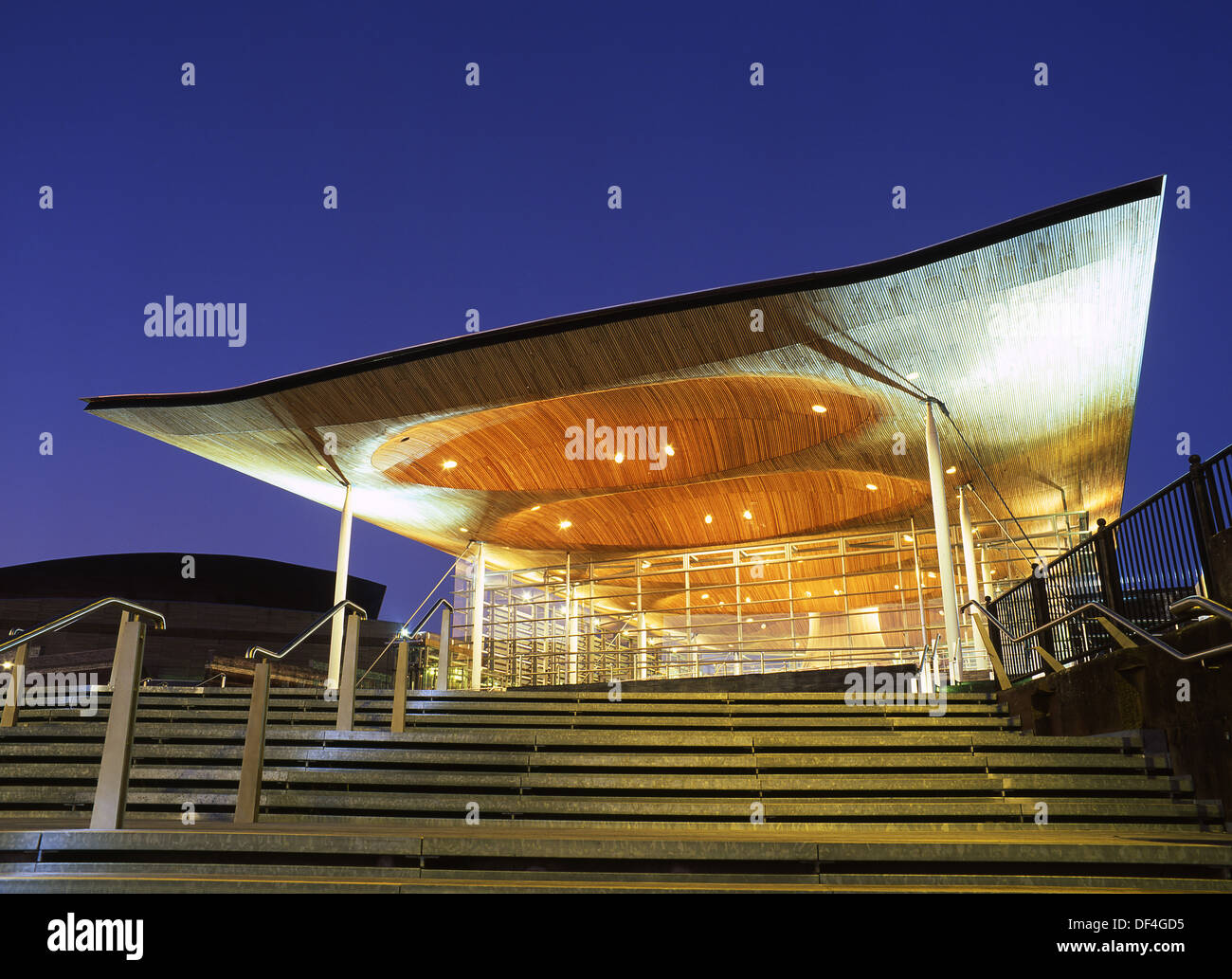 Senedd National Assembly for Wales Gebäude in der Dämmerung / Nacht / Dämmerung Cardiff Bay Cardiff Caerdydd South.Wales UK Stockfoto