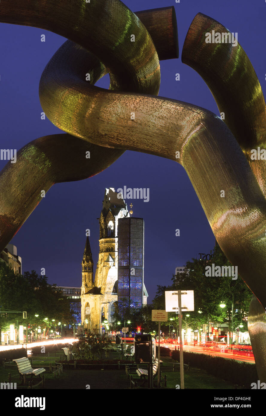 Kaiser Wilhelms Gedächtniskirche-Gedächtnis-Kirche und "Berlin" Skulptur bei Nacht Berlin Germany Stockfoto