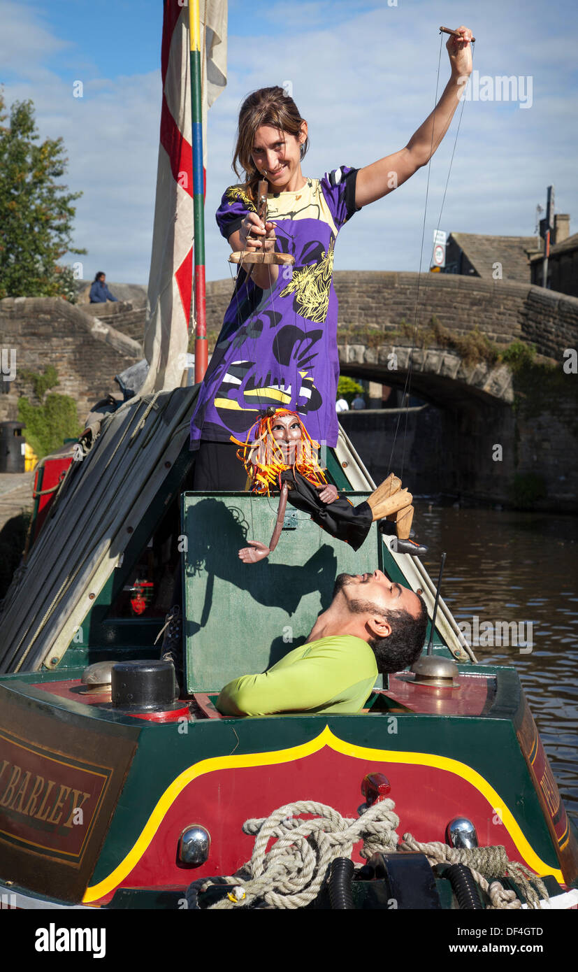 Sergio Aguilar, 28, und Ana Lorite mit NITUNGA, aus Madrid bei Skipton UK. September 2013. Internationales Puppentheater. Skipton's alle zwei Jahre stattfindendes internationales Puppentheaterfestival mit Puppentheatercompanien aus ganz Europa. Stockfoto