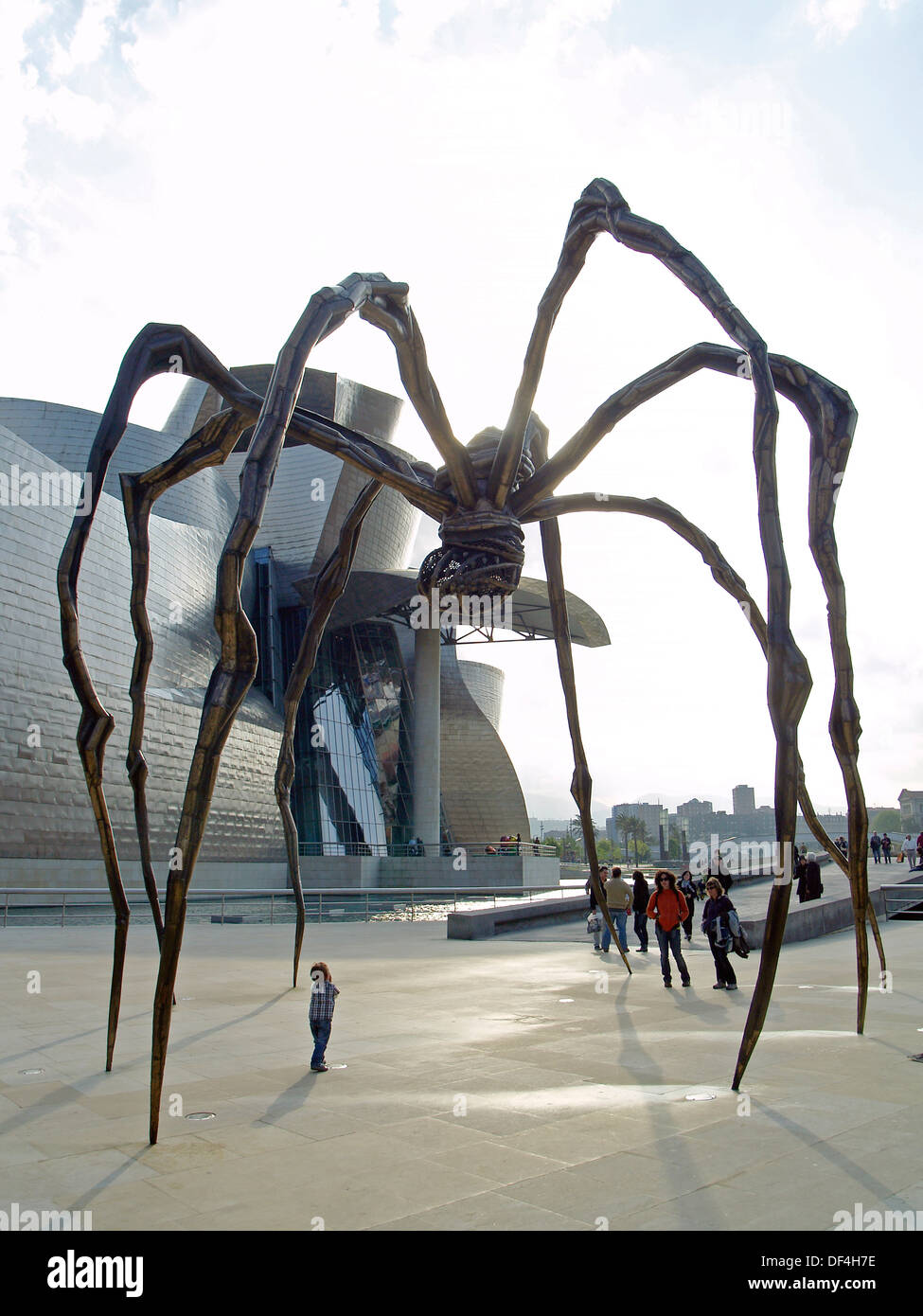 Die Spinne Skulptur "Maman" außerhalb von The Guggenheim Museum, Bilbao,  Spanien Stockfotografie - Alamy