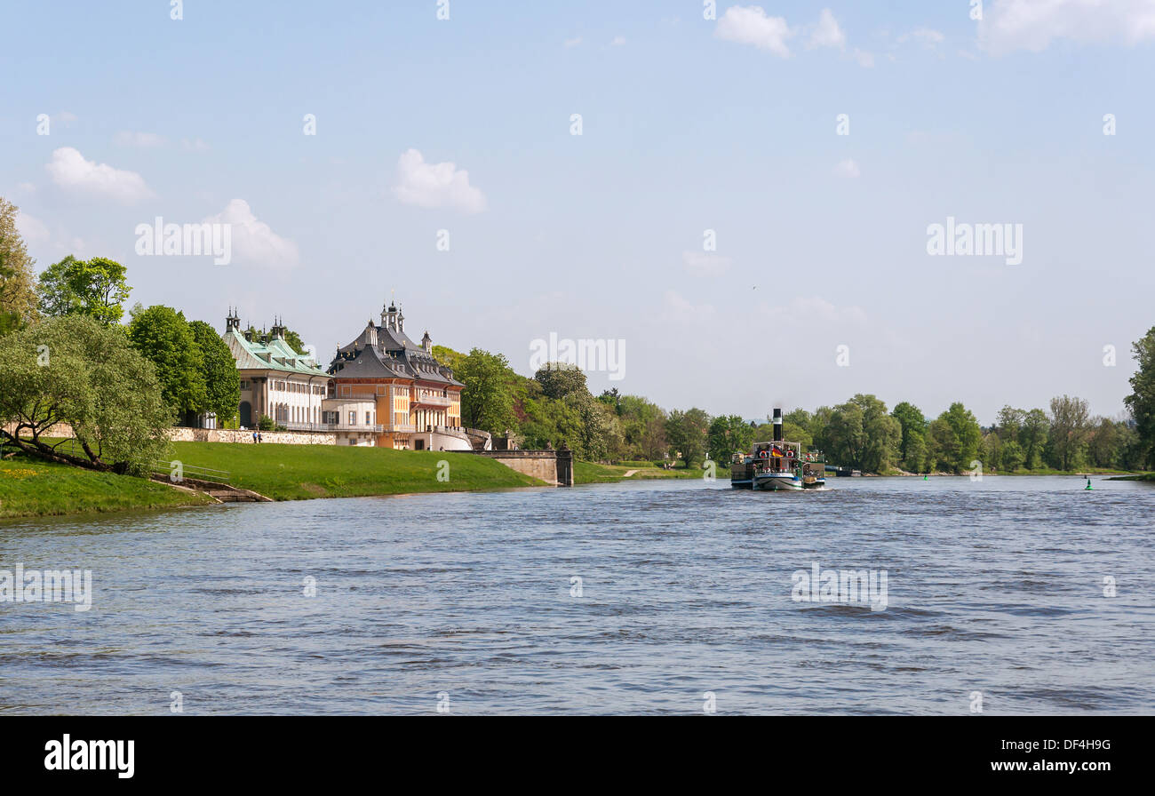 Elbe und Riverside Palace des Pillnitzer Schlosses. Stockfoto