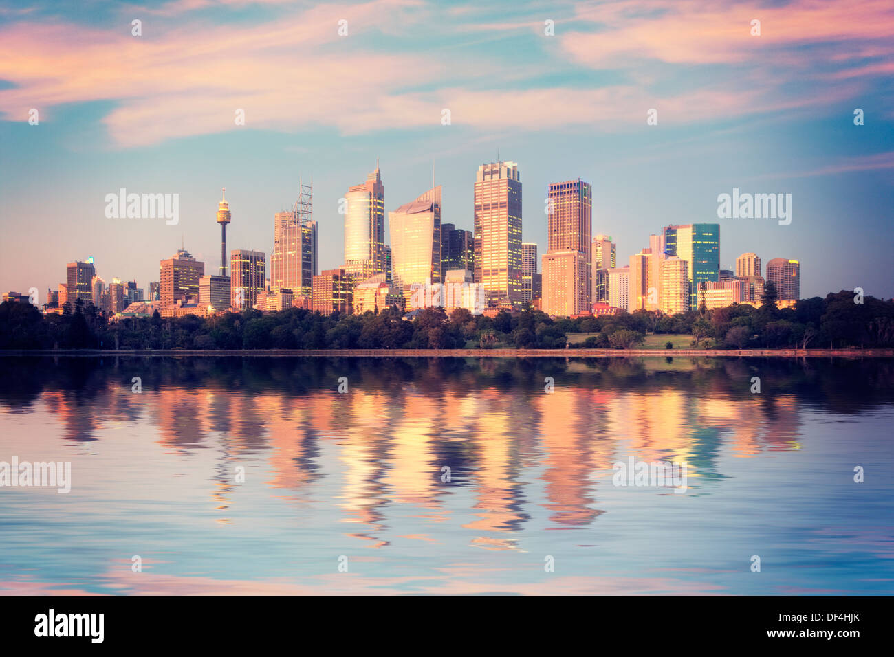 Sydney Skyline von Frau Macquarie Punkt bei Sonnenaufgang, sind die ersten Strahlen der Sonne Aufleuchten der Wolkenkratzer Stockfoto