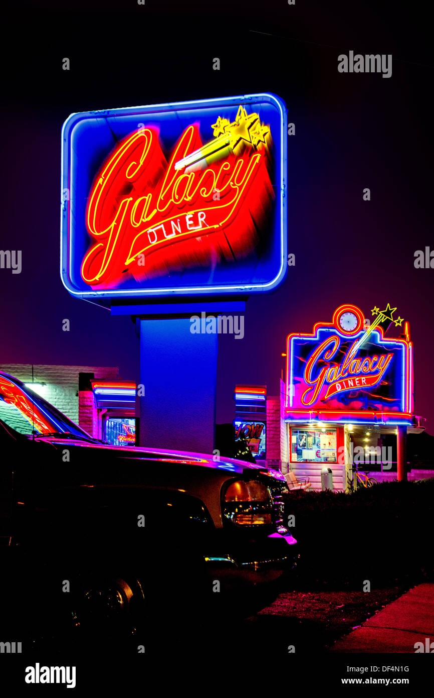 Ein Nacht-Bild des Galaxy-Dinner auf der alten Route 66 in Flagstaff, Arizona. Stockfoto