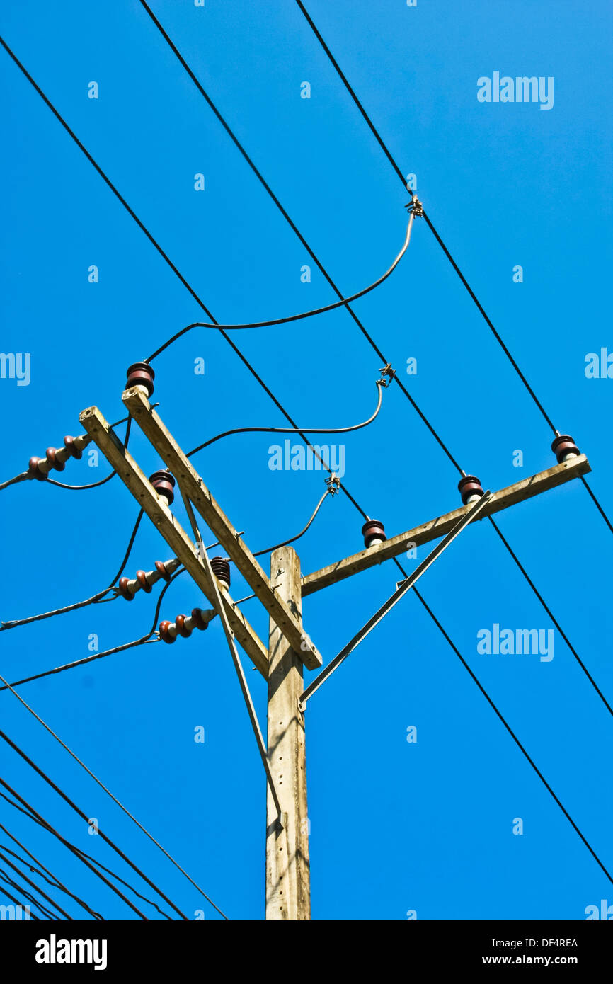 blaue Antennenkabel Stadt Kommunikation Unternehmen Verbindung Kopie Gefahr elektrischer Strom elektrische Energie Bauingenieur Stockfoto