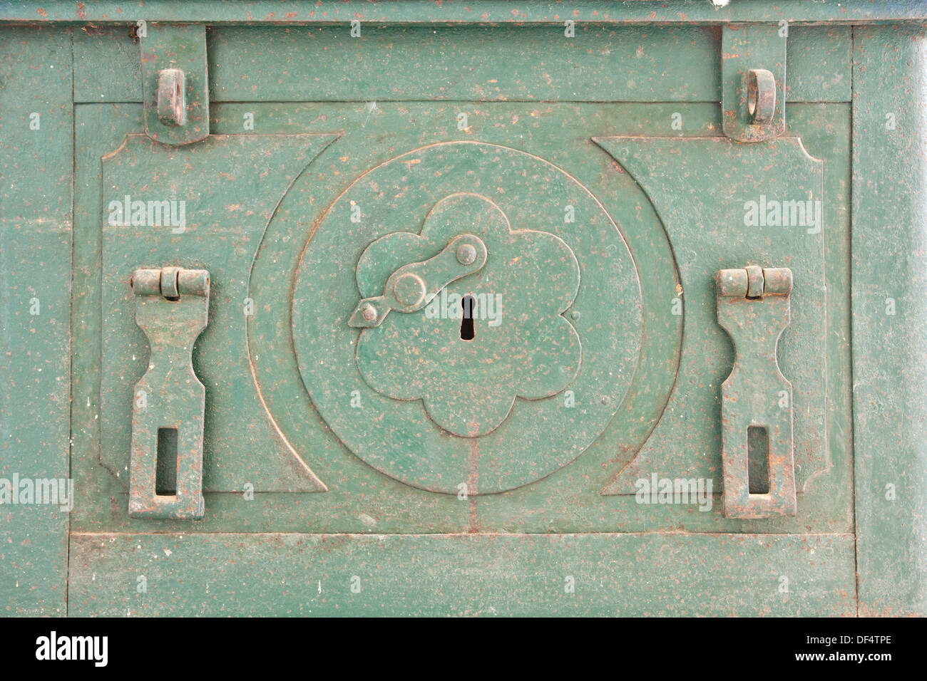 antiken Hintergrund Bank Banken Bargeld Rollen clipping Tür dauerhaft grün schwere Scharniere Investitionen Eisen isoliert Zahlenschloss Stockfoto