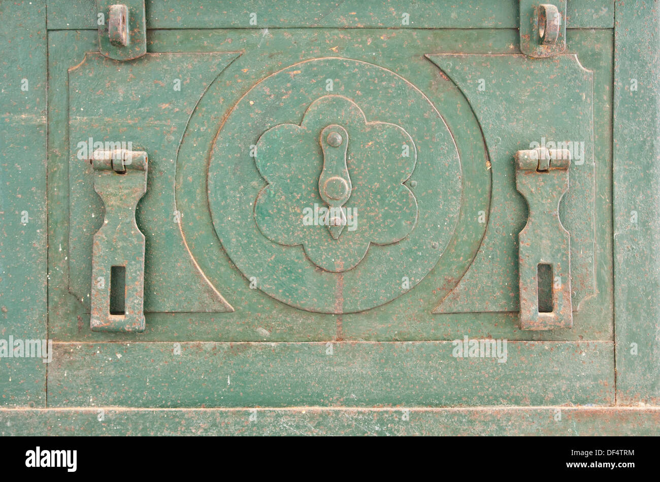 antiken Hintergrund Bank Banken Bargeld Rollen clipping Tür dauerhaft grün schwere Scharniere Investitionen Eisen isoliert Zahlenschloss Stockfoto