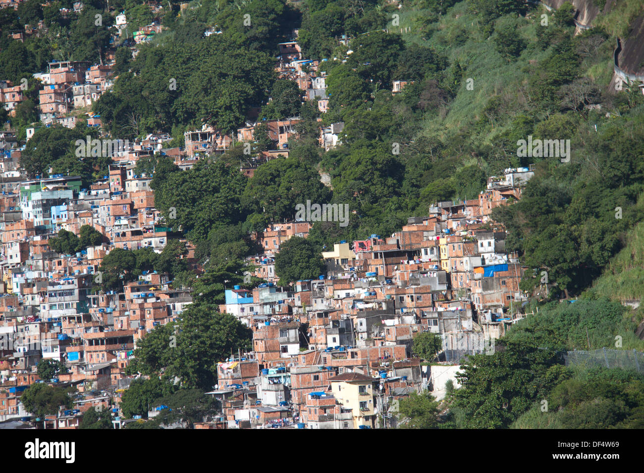 Rio De Janeiro Brasilien Favela Rocinha Slum Wachstum Neben Hang Mit Gruner Vegetation Umwelt Okologische Probleme Stockfotografie Alamy