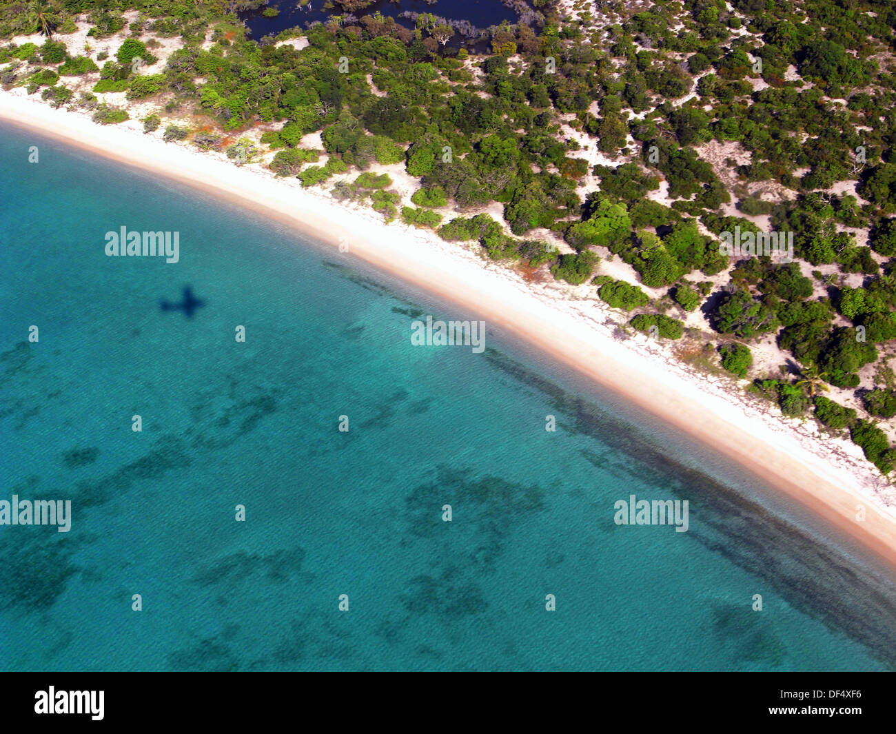 Abgelegenen Strand an der Westküste von Badu Island mit dem Flugzeug Schatten, Torres-Strait, Queensland, Australien Stockfoto