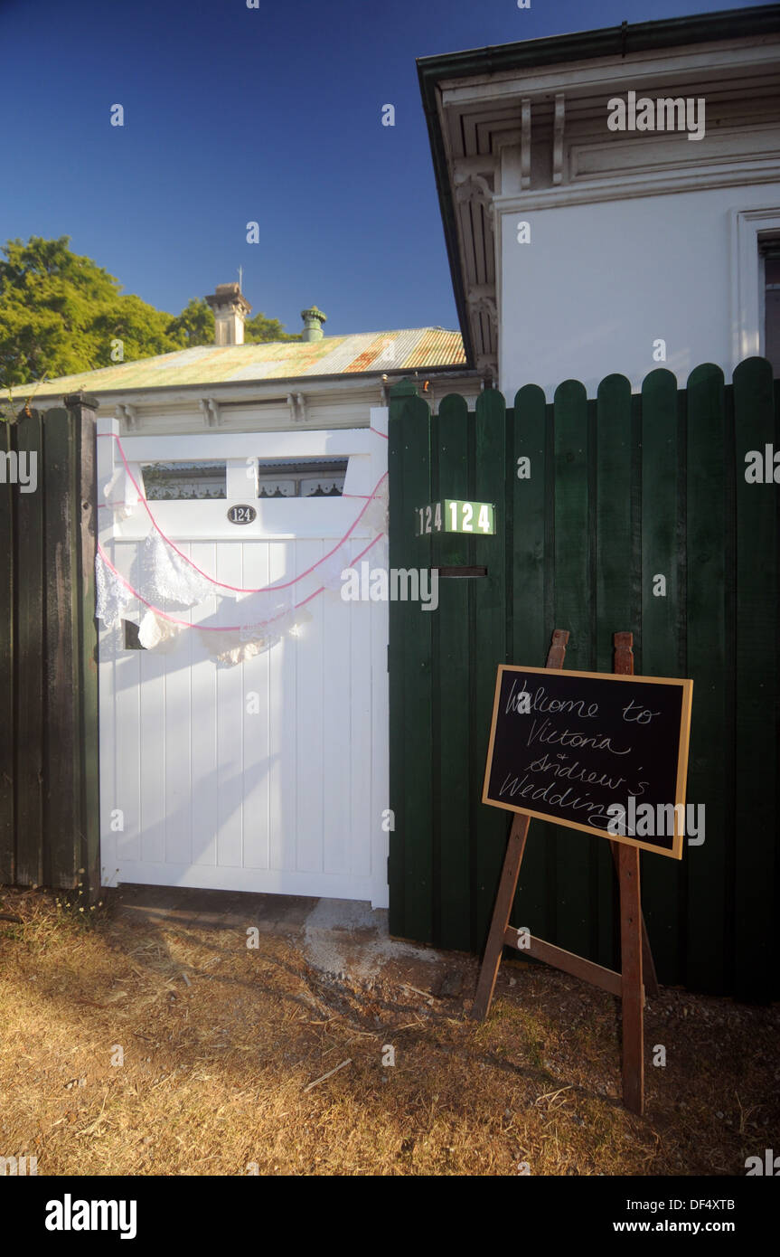 Tafel-Zeichen und Deckchen Ammer Gäste zu Hause Hochzeitsfeier, Brisbane, Queensland, Australien. Keine PR Stockfoto