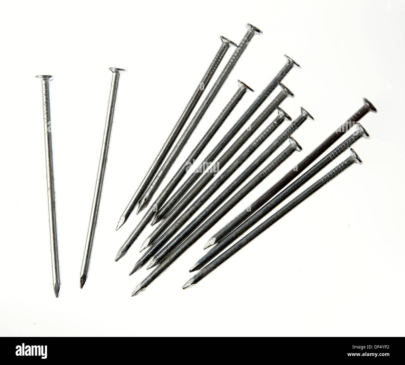 Stahlnägel auf einfarbigen Hintergrund Stockfoto