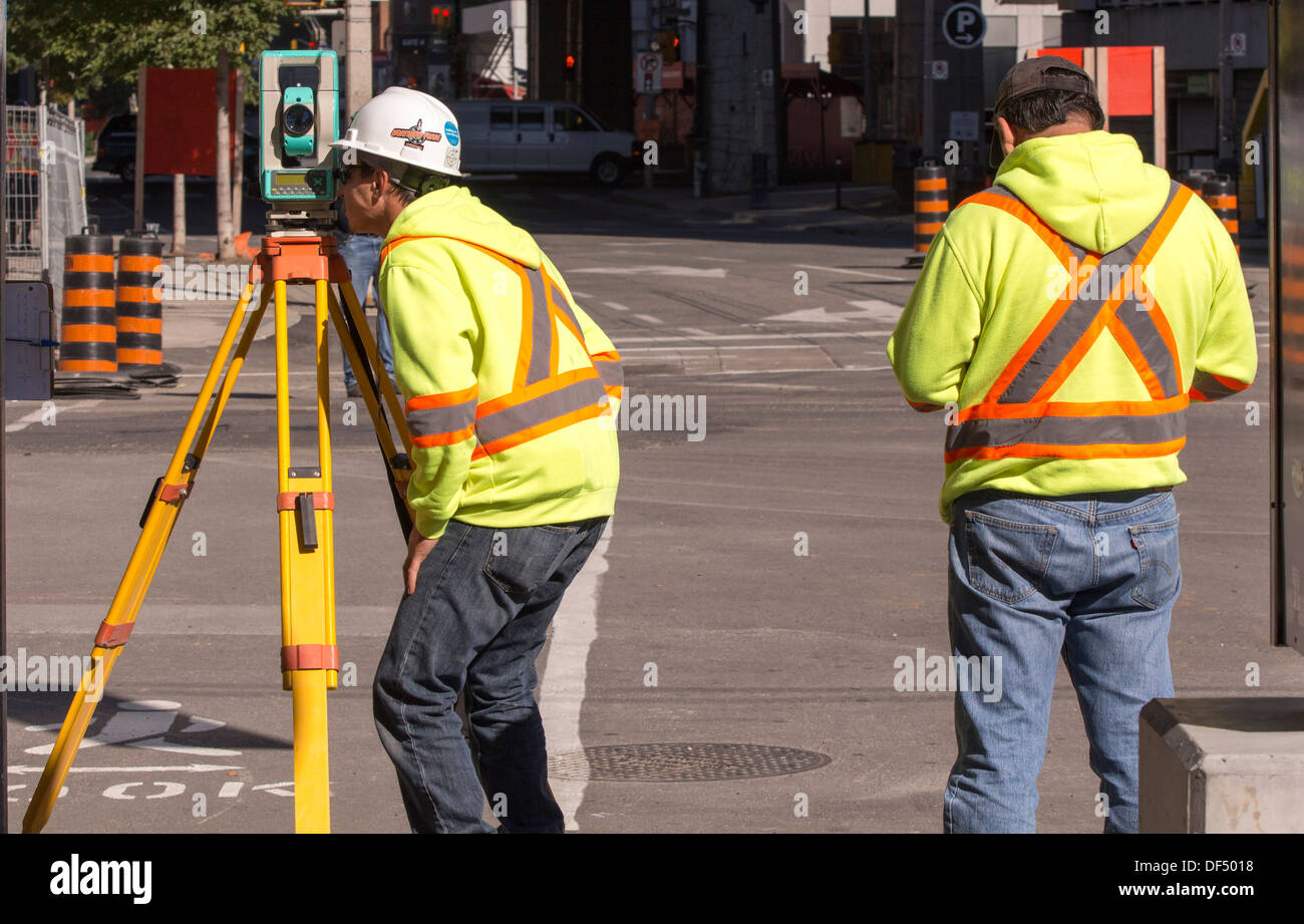 Landvermesser Durchsicht Theodolit an Straßenbaustelle in der Innenstadt von Toronto. Stockfoto