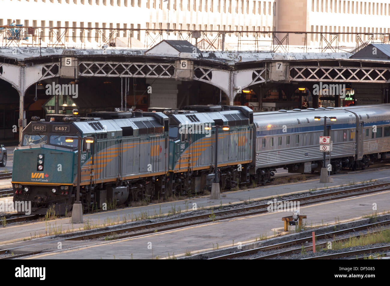 VIA Rail Zug verlassen Union Station in Toronto Ontario Stockfoto