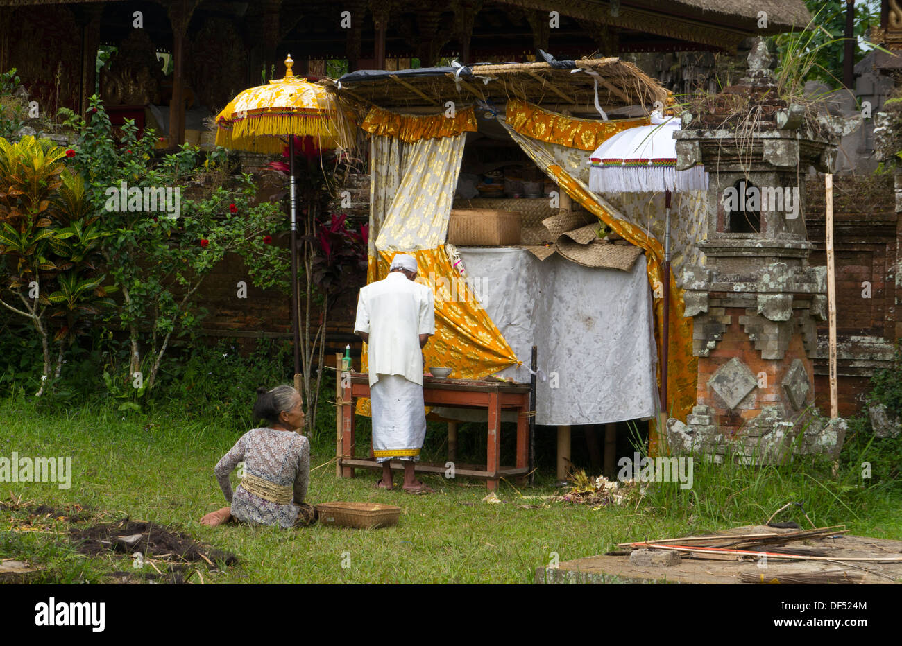 Angebot für ältere Paare Zeremonie Götter Geister Bali Asien führen Zeremoniell Angebote Essen zu entlohnen religiöse Religion glauben Tempel Stockfoto