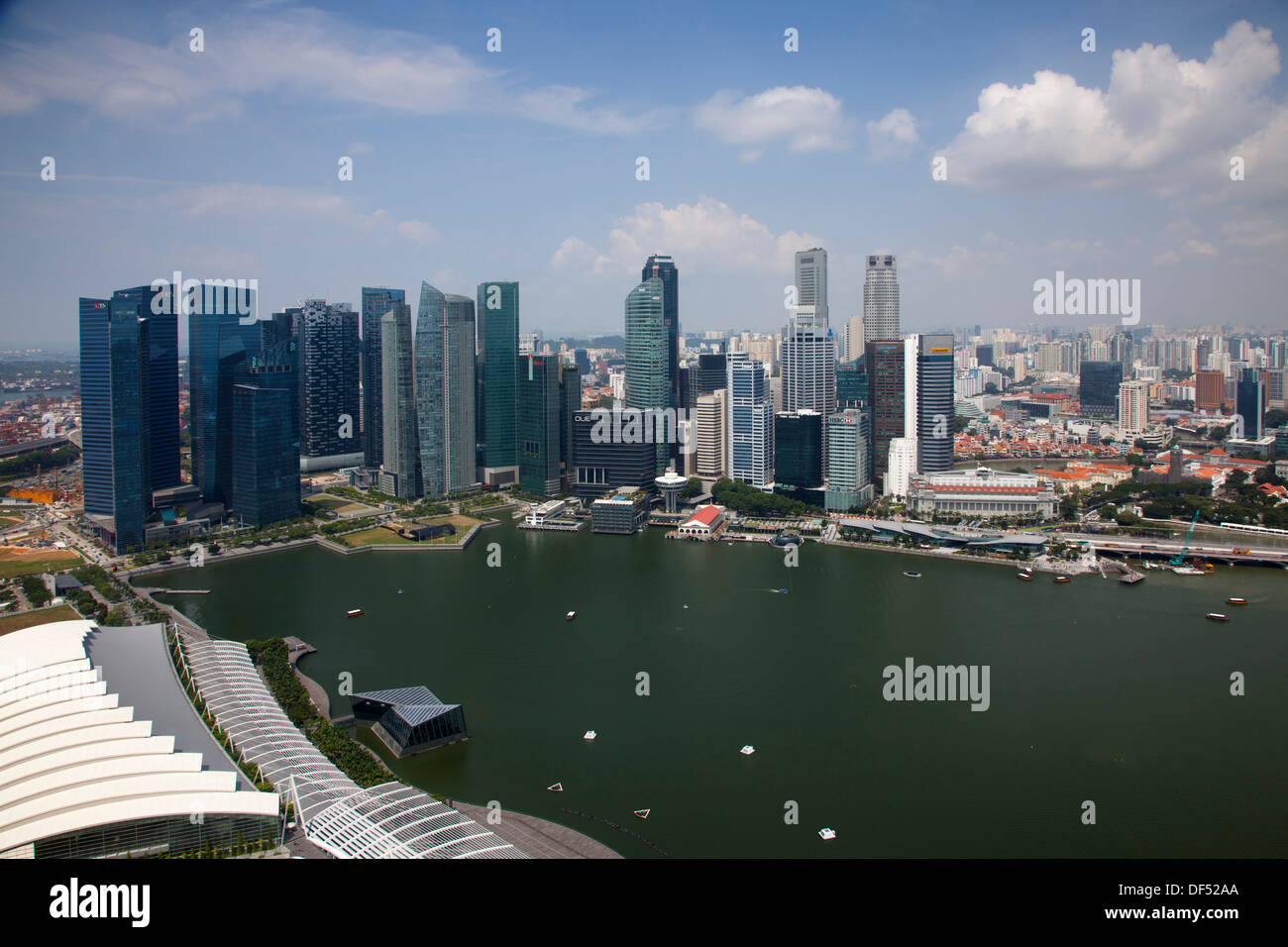 Marina Bay Blick über Singapur Asien Wolkenkratzer Fußball Feld Gebäude macht beeinflussen erhöhte Architektur Geld Stadtmitte Stockfoto
