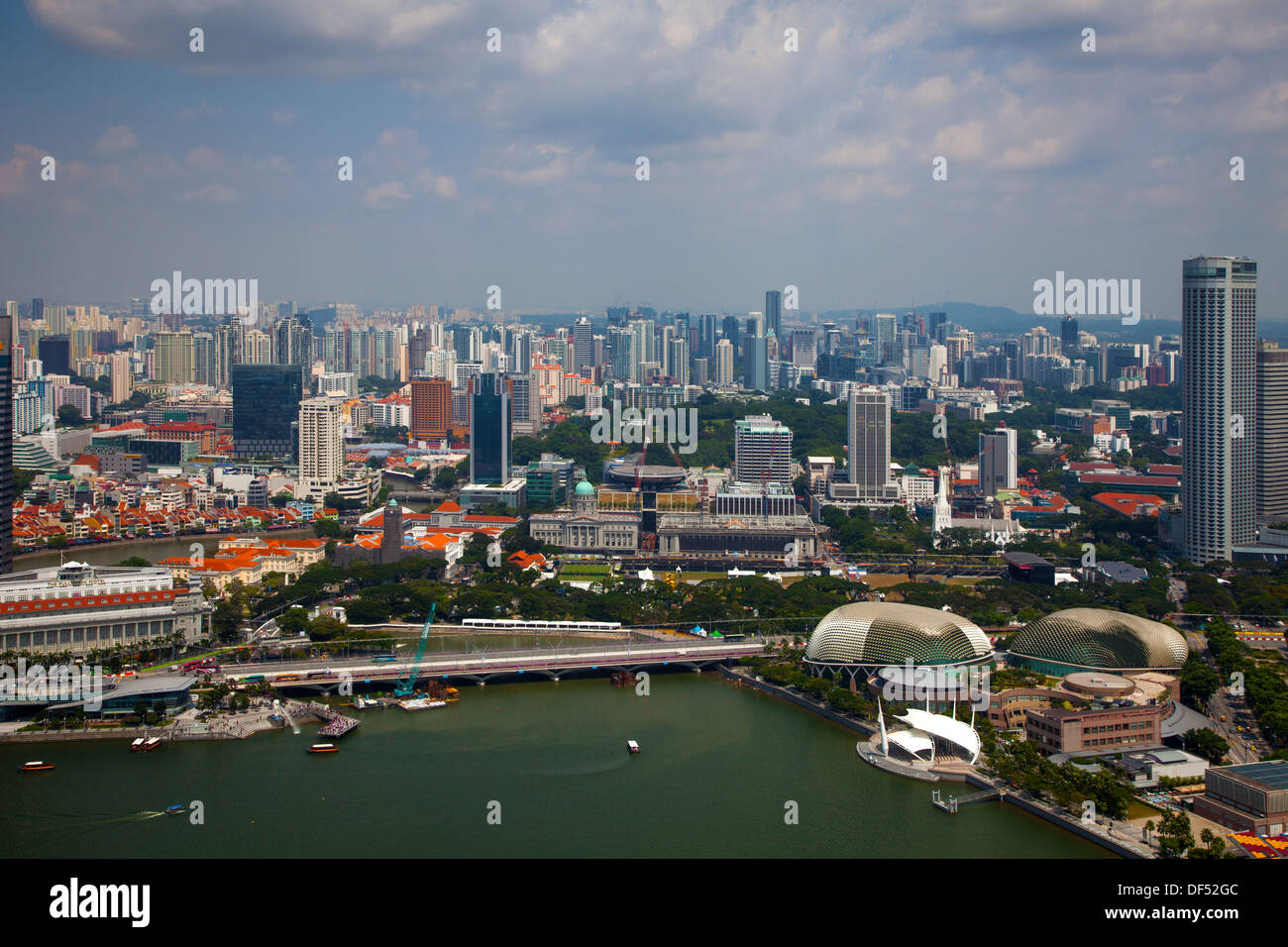 Marina Bay Blick über Singapur Asien Wolkenkratzer Fußball Feld Gebäude macht beeinflussen erhöhte Architektur Geld Stadtmitte Stockfoto