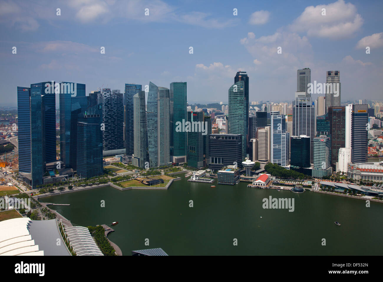 Marina Bay Blick über Singapur Asien Wolkenkratzer Fußball Feld Gebäude macht beeinflussen erhöhte Architektur Geld Stadtmitte Stockfoto