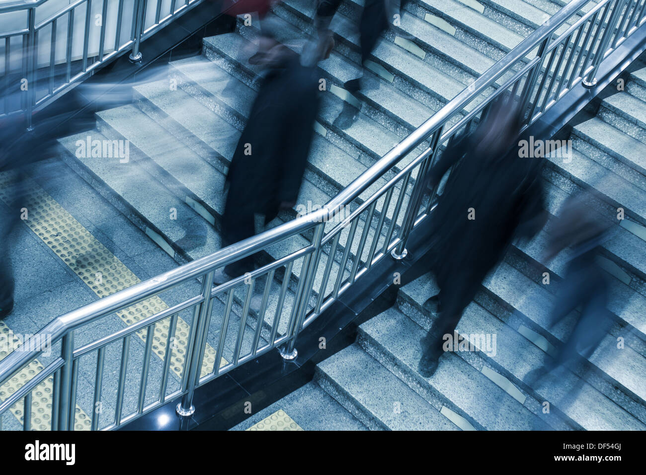 Menschen zu Fuß auf der Treppe in u-Bahnstation, Beijing Stockfoto