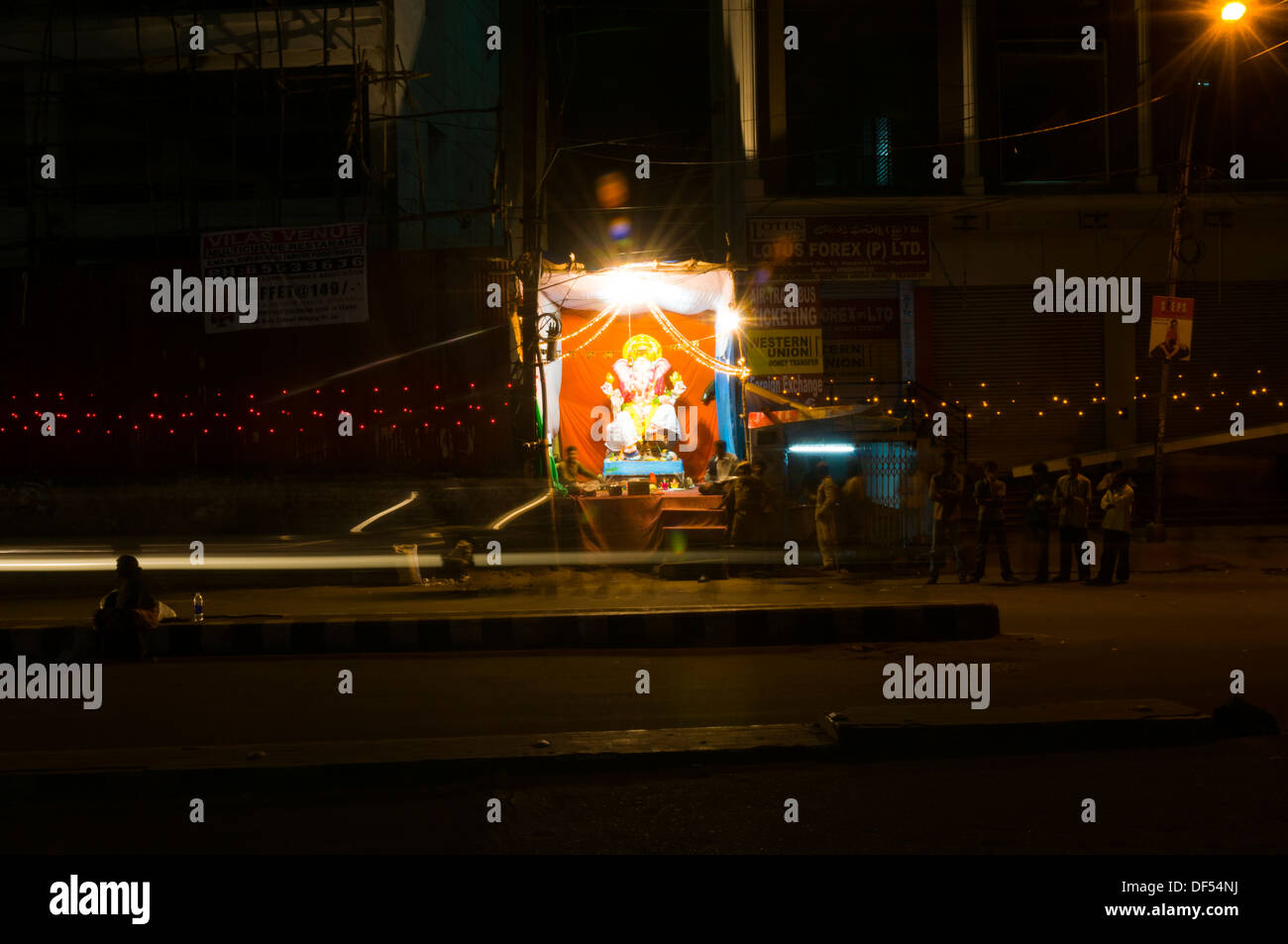 Ganesh Idole mit Blumen geschmückt und in temporären Schreine für Ganesh Chaturthi angezeigt. Den Geburtstag von Lord Ganesha. Stockfoto