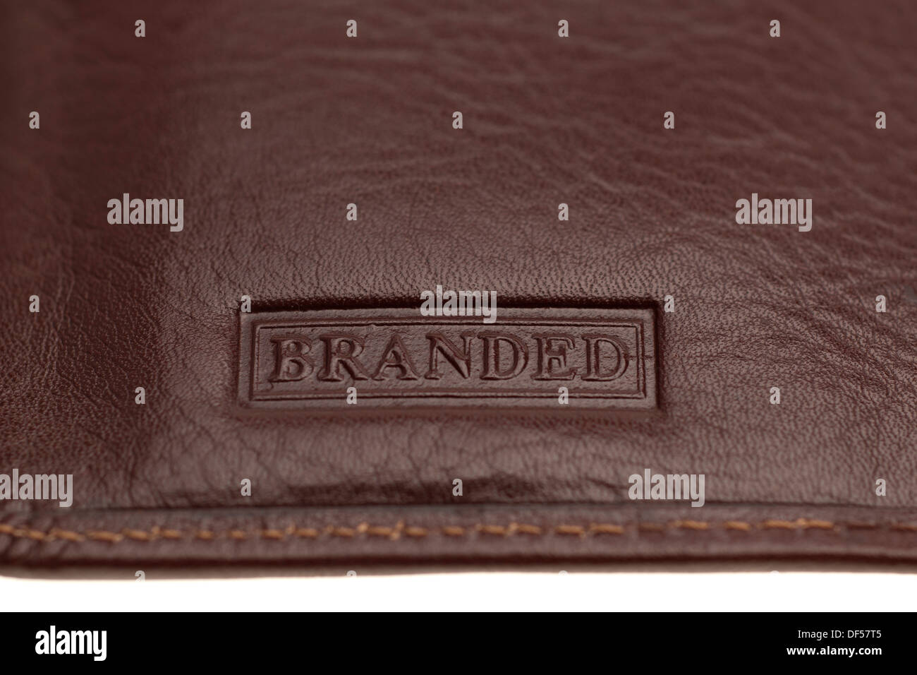 Nahaufnahme von einem braunen Leder-Portemonnaie mit Branded Stockfoto