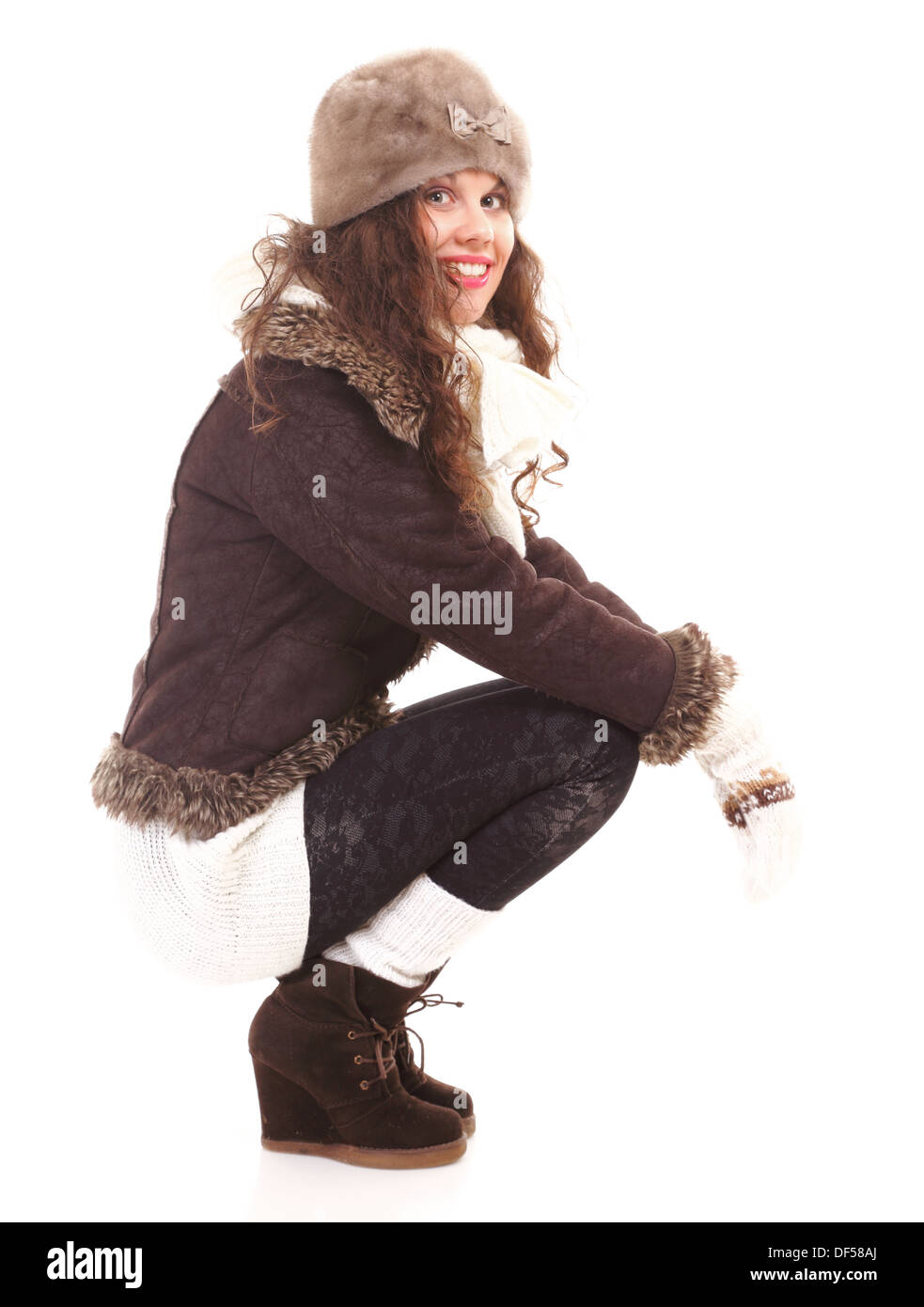 Winter Mode schöne Frau in voller Länge warme Kleidung auf weißem Hintergrund isoliert Stockfoto