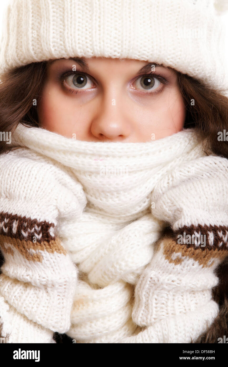 Winter Mode Portrait schöne Frau in warme Kleidung im Hut Schalldämpfer Stockfoto