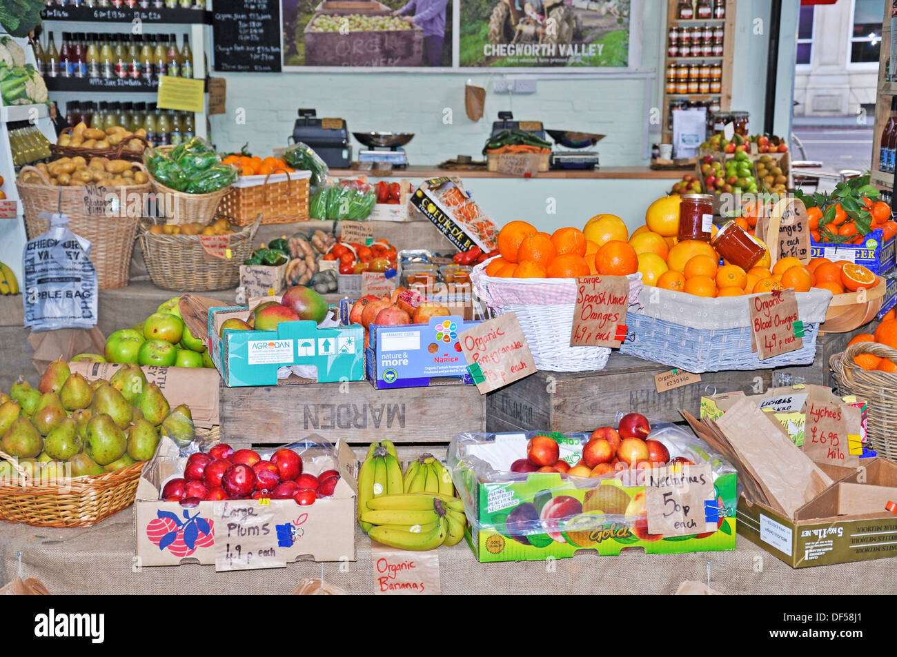 Obst Shop im Borough Market (Londons berühmten lebensmittelmarkt von außergewöhnlicher Britische und internationale produzieren). England, UK. Stockfoto