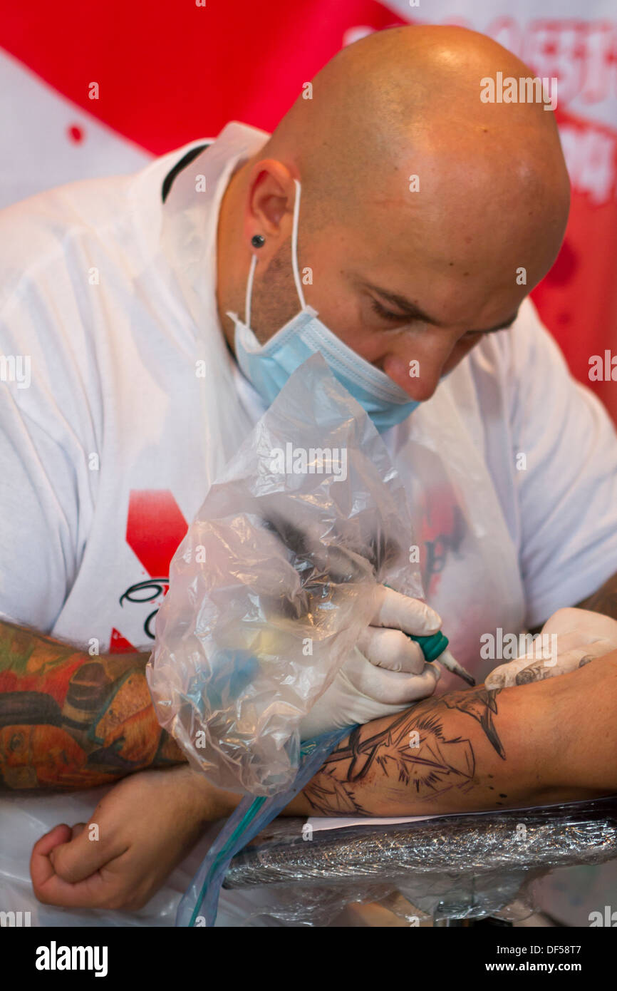 Ein Tätowierer erstellen neues Tattoo Tattoo Convention 2013 in Kattowitz, Polen. Stockfoto