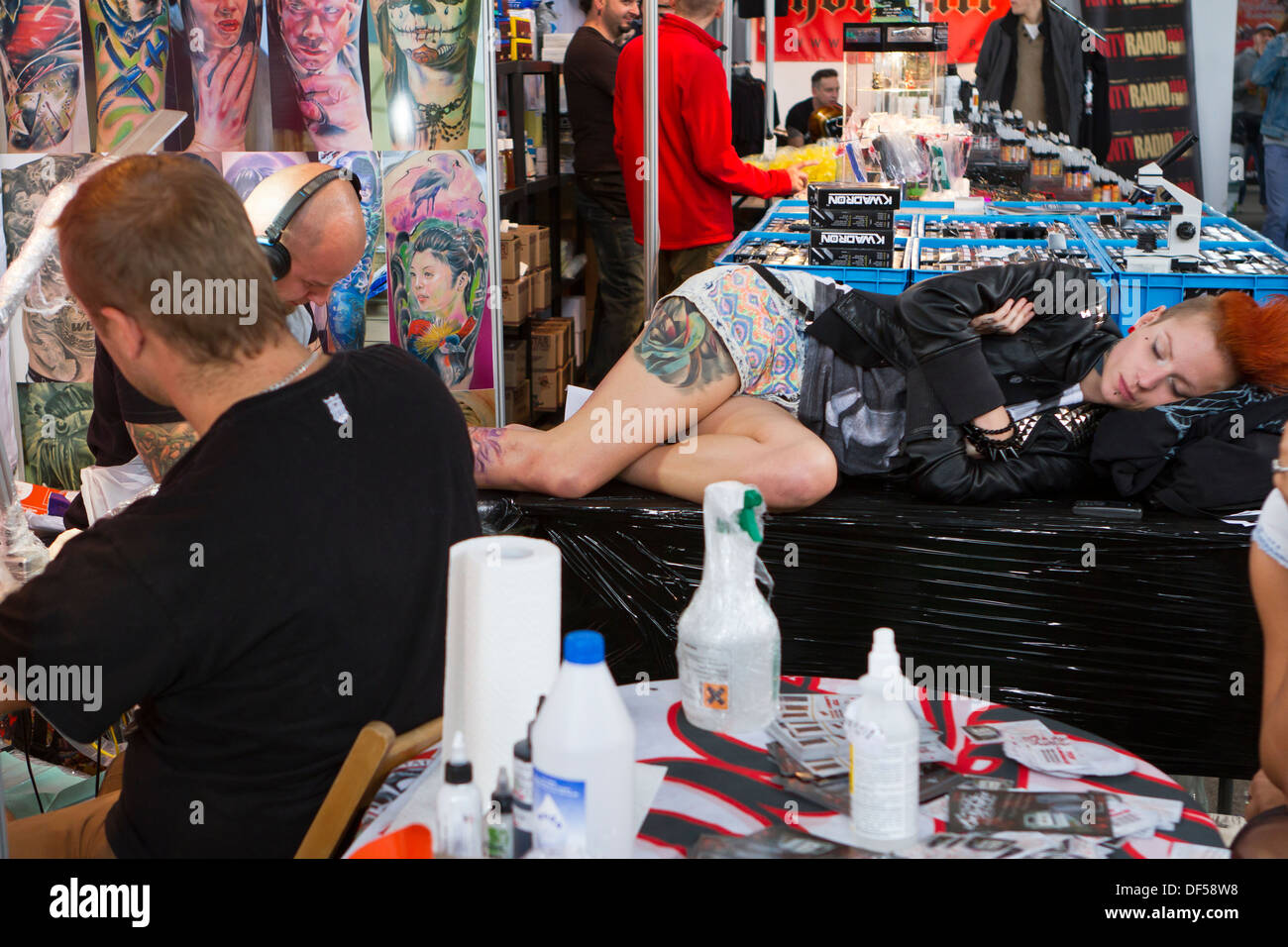 Ein Tätowierer erstellen neues Tattoo Tattoo Convention 2013 in Kattowitz, Polen. Stockfoto