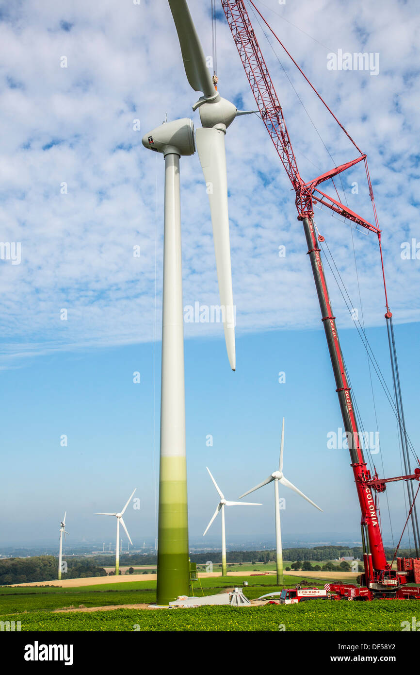 Konstruktion, Installation einer Windkraftanlage. Wind-Turbinen, Windpark, Park. Windkraft, Windenergie, Baustelle. Stockfoto