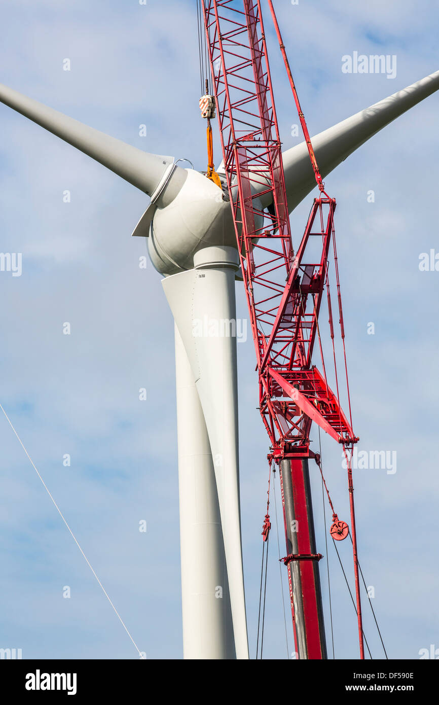 Konstruktion, Installation einer Windkraftanlage. Wind-Turbinen, Windpark, Park. Windkraft, Windenergie, Baustelle. Stockfoto