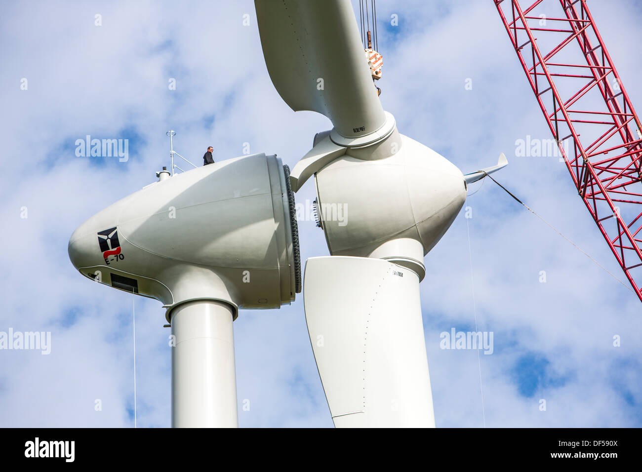 Konstruktion, Installation einer Windkraftanlage. Wind-Turbinen, Windpark, Park. Windkraft, Windenergie, Baustelle. Stockfoto