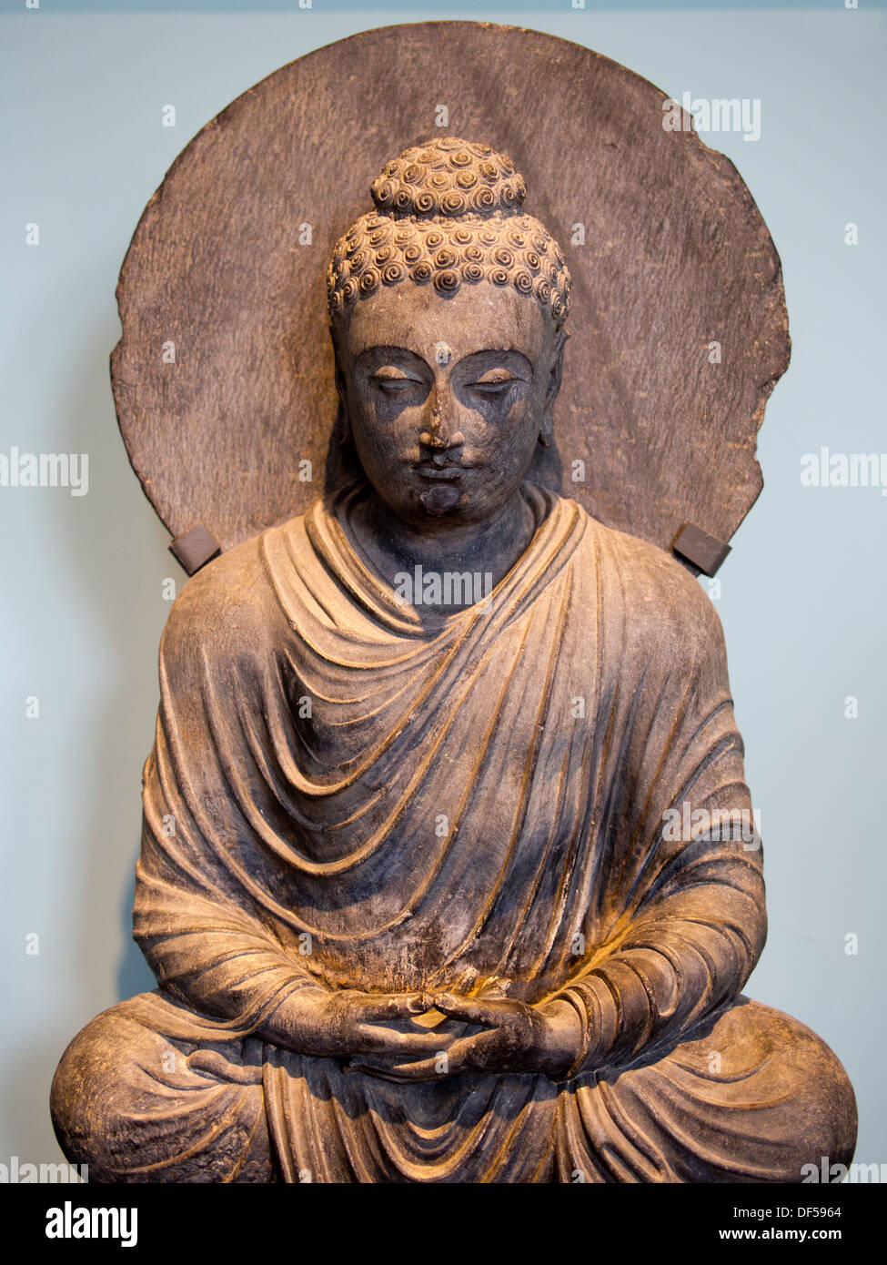 Das Victoria and Albert Museum, London - Buddha aus antiken Gandhara in Meditation sitzen Stockfoto